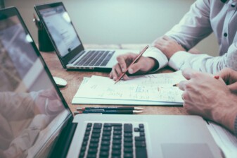 Photo de deux personnes travaillant sur un même document