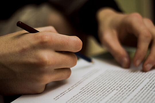 Photo d'une personne relisant son contrat de travail